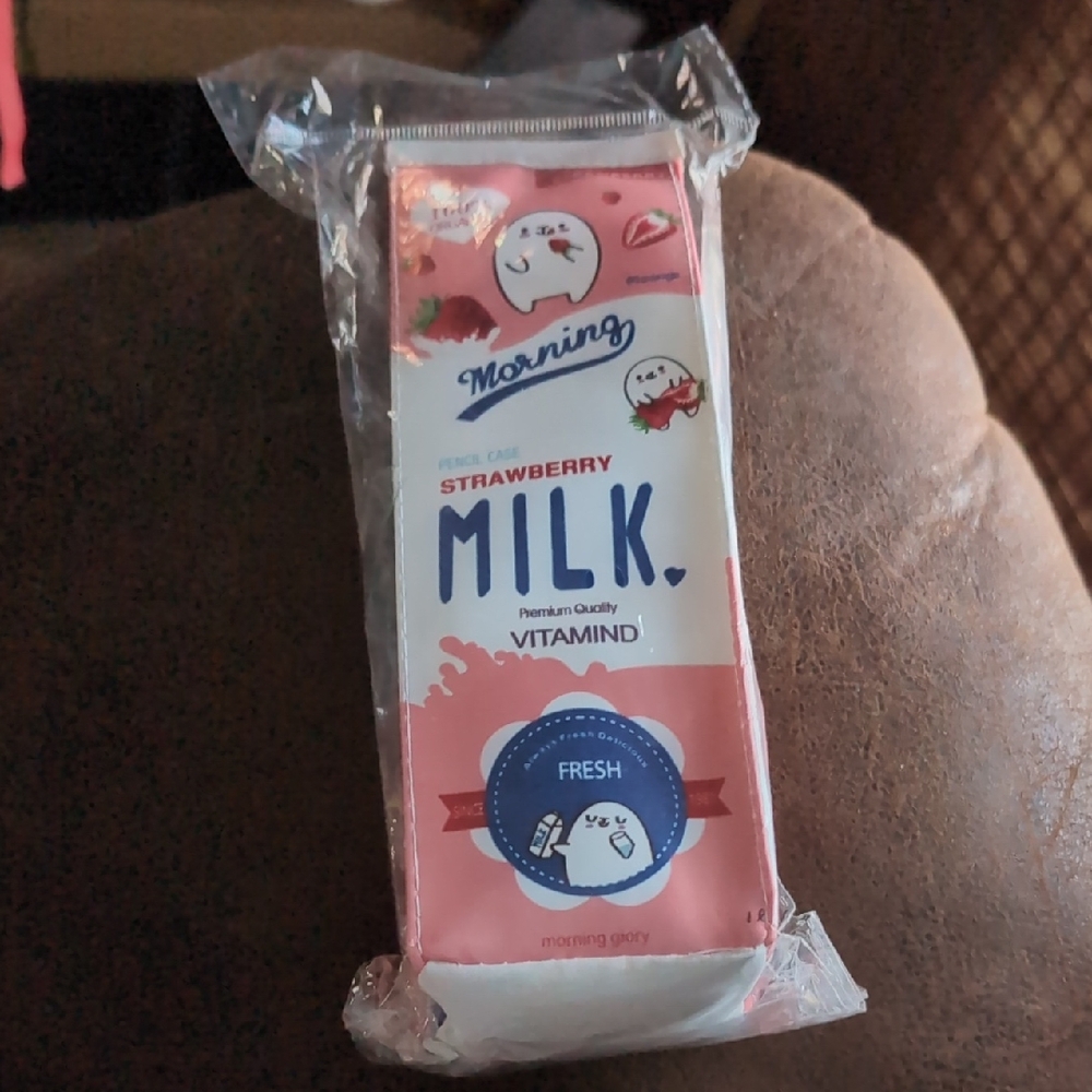 2/16🎈Strawberry Milk Carton Pencil Case